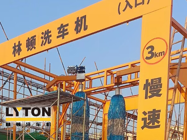 高自動化程度、洗車數(shù)量大、占地面積?。×诸D大型通道式巴士洗車機普遍適用于城市公交場站